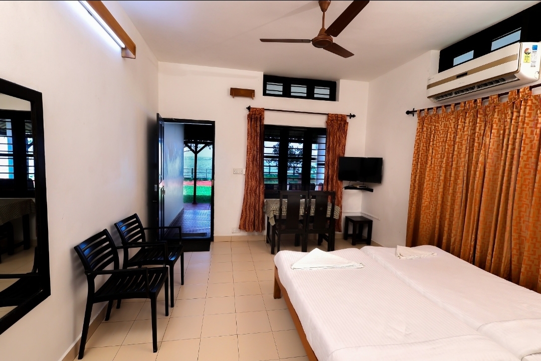 ILLIKKALAM Lakeside Cottages