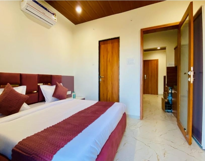 Stay 10 Parallel Apartment Hotel