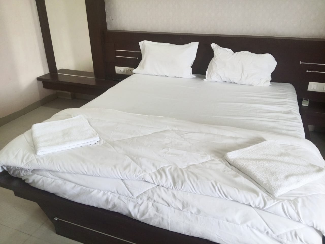 RAJ RESORT AND BANQUET